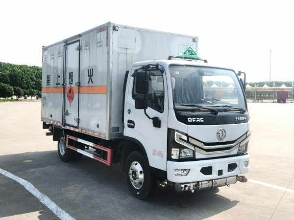 東風(fēng)4米1易燃液體廂式運(yùn)輸車
