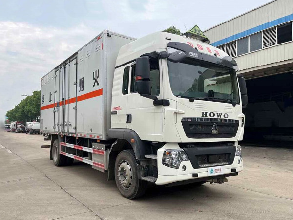 重汽豪沃雜項(xiàng)物品廂式運(yùn)輸車